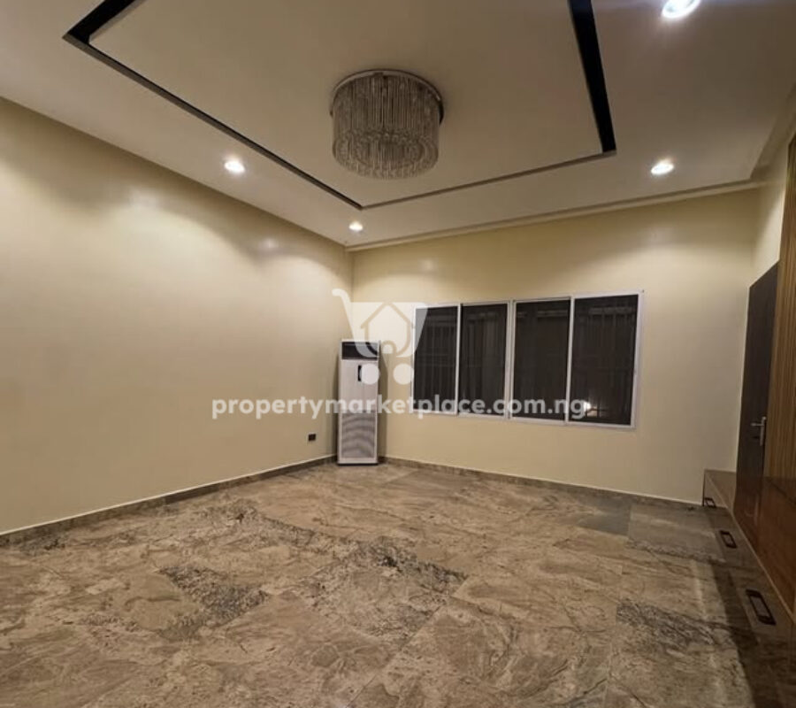 7 bedroom detached duplex with a 1 bedroom guest chalet