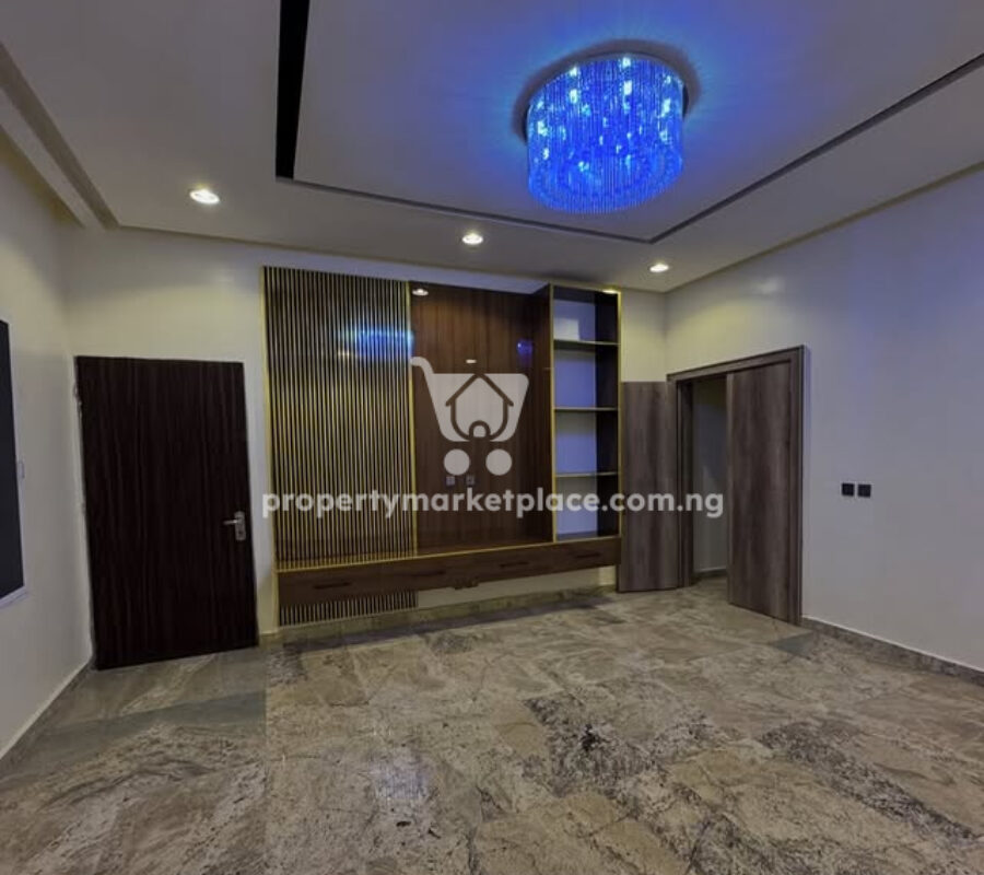 7 bedroom detached duplex with a 1 bedroom guest chalet