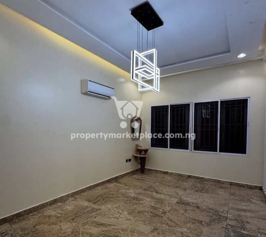 7 bedroom detached duplex with a 1 bedroom guest chalet