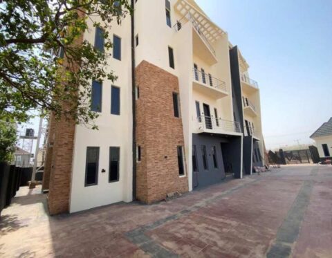 Spacious 3 bedroom flat in a nice and accessible area