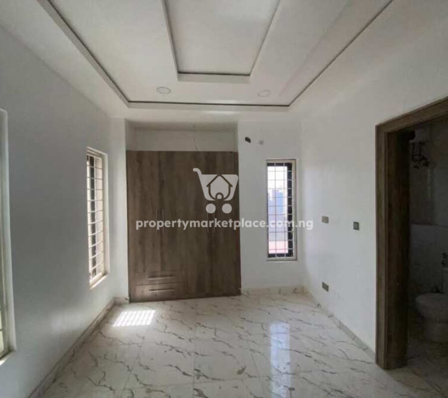 Spacious 3 bedroom flat in a nice and accessible area