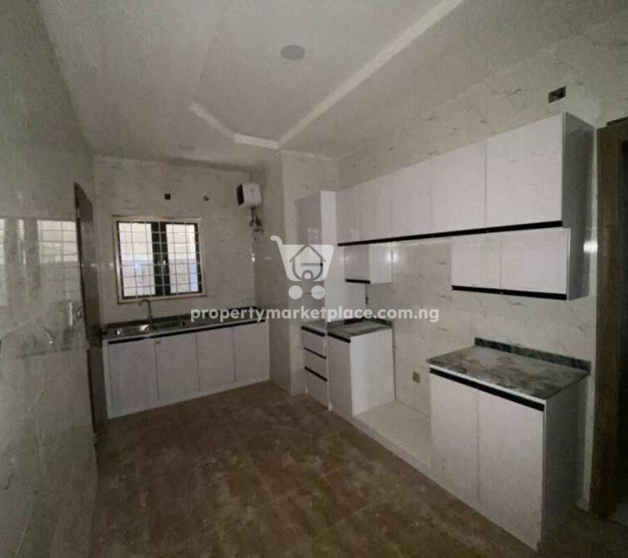 Spacious 3 bedroom flat in a nice and accessible area