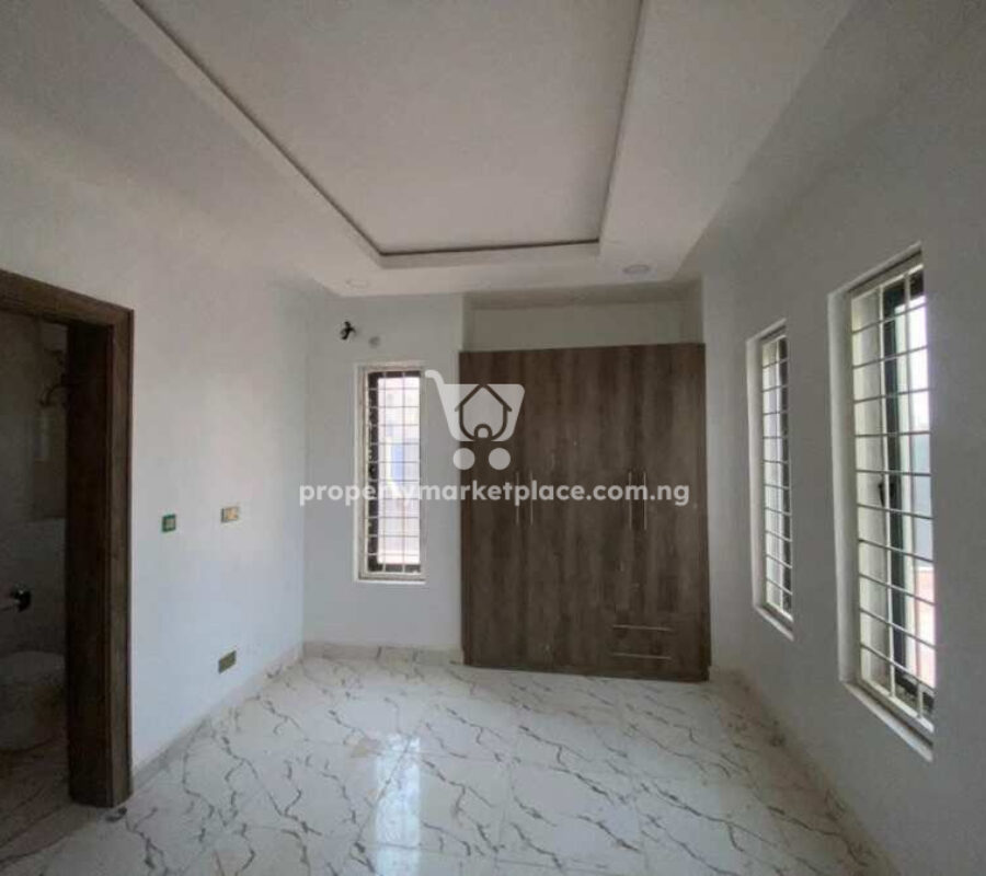 Spacious 3 bedroom flat in a nice and accessible area