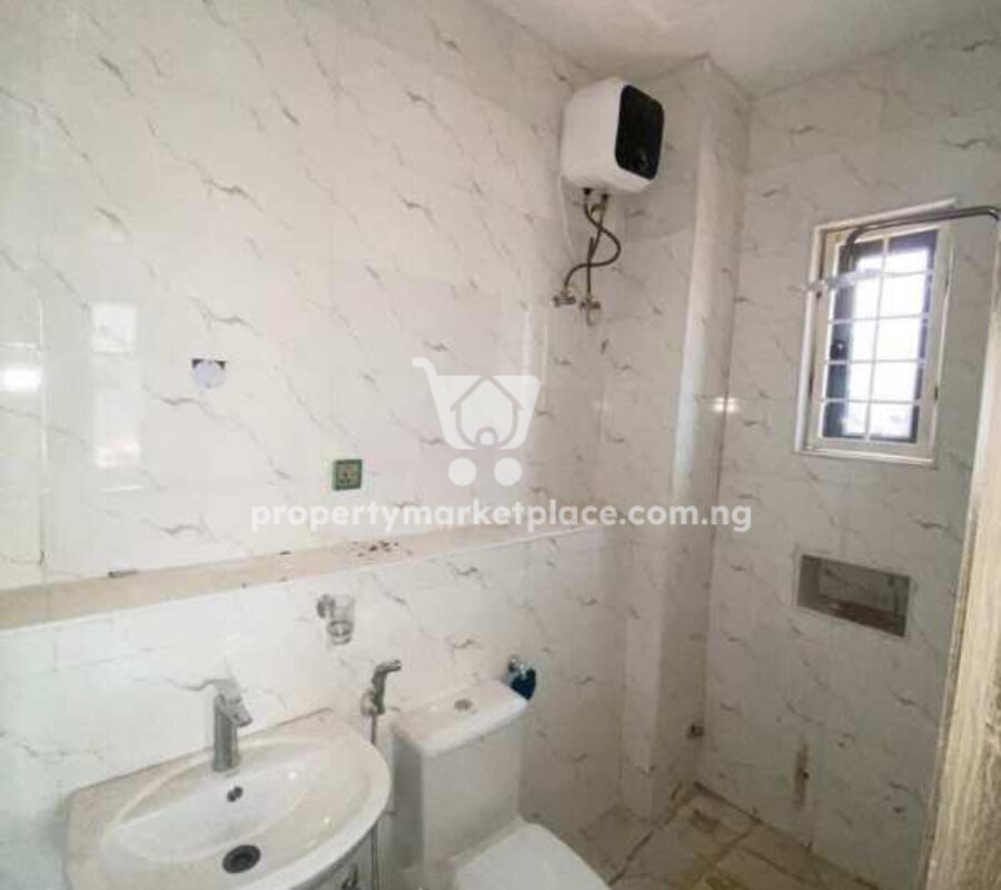 Spacious 3 bedroom flat in a nice and accessible area