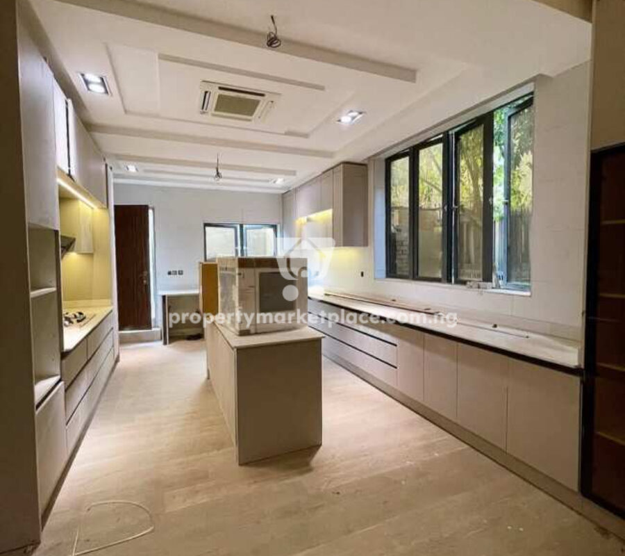 Luxury 5 bedroom detached duplex with 3 rooms Bq