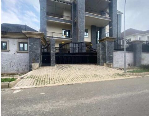8 bedroom detached duplex with swimming pool