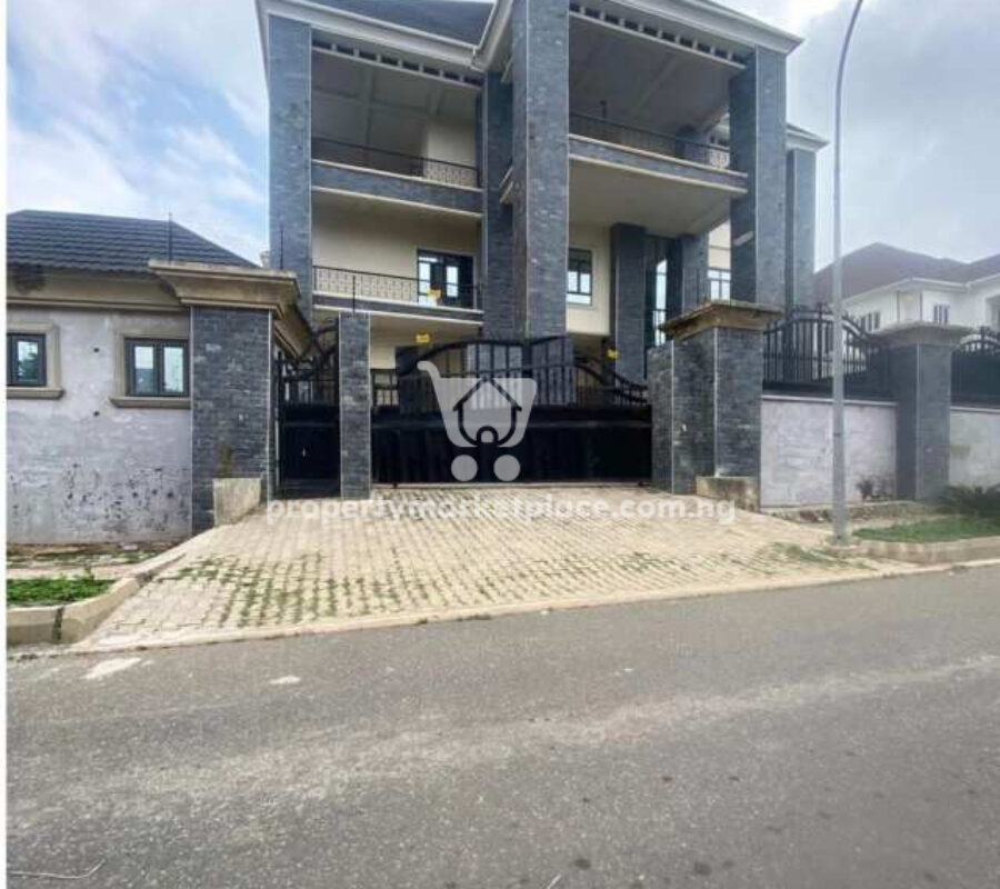 8 bedroom detached duplex with swimming pool