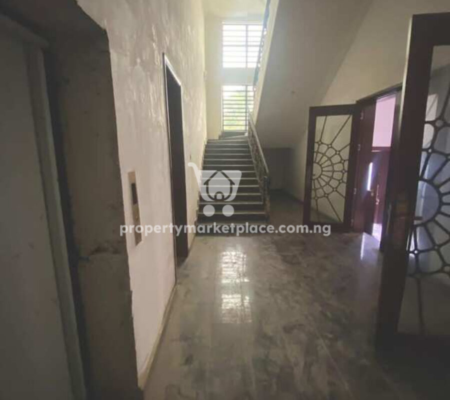 8 bedroom detached duplex with swimming pool