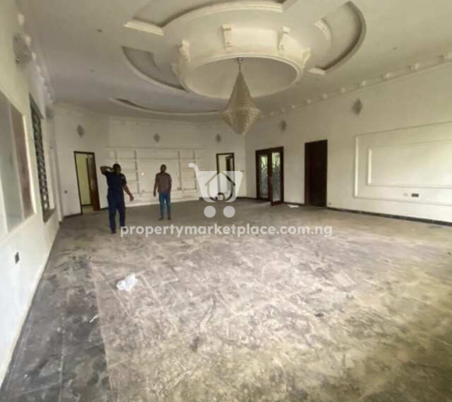 8 bedroom detached duplex with swimming pool