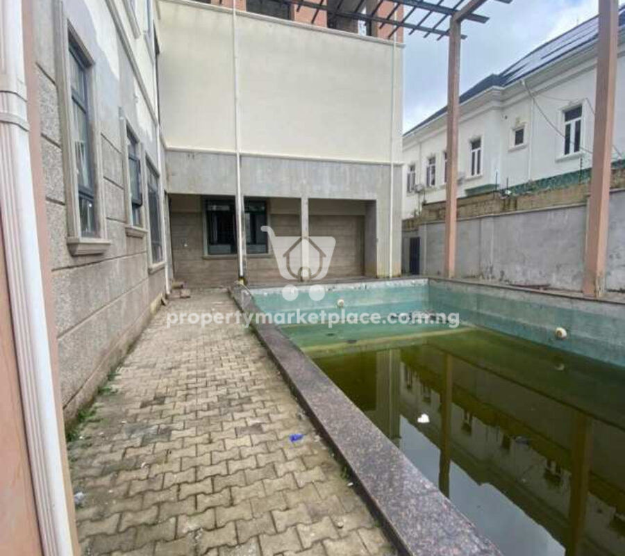 8 bedroom detached duplex with swimming pool