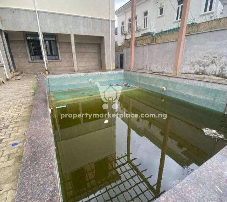 8 bedroom detached duplex with swimming pool