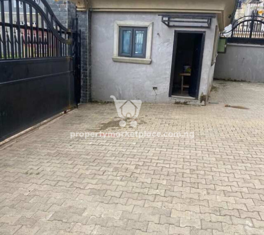 8 bedroom detached duplex with swimming pool