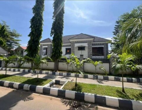 6 bedroom detached duplex with swimming pool