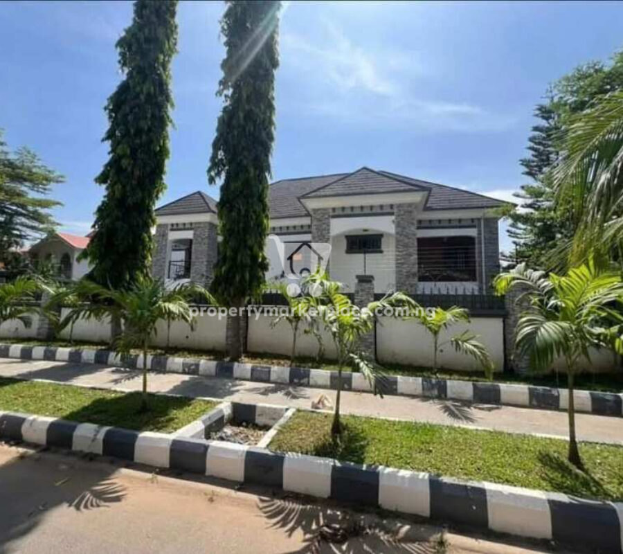 6 bedroom detached duplex with swimming pool