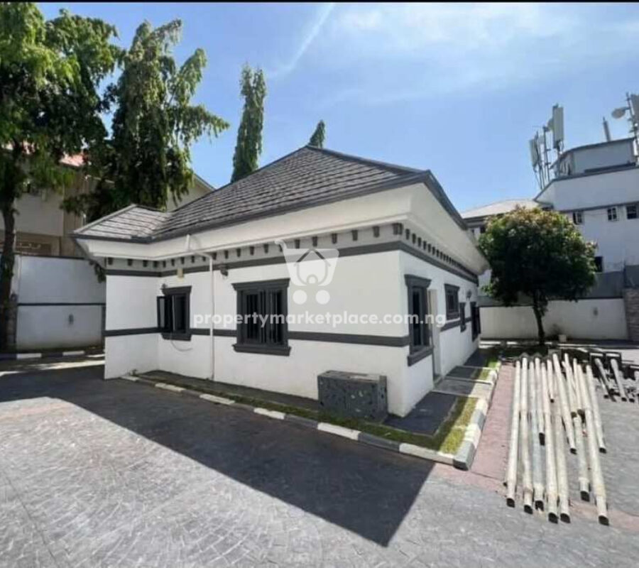 6 bedroom detached duplex with swimming pool