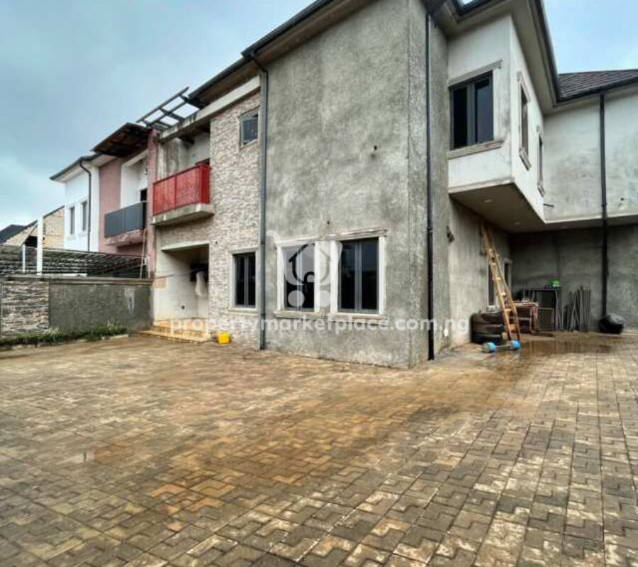Spacious 4 bedroom semi-detached duplex with a room Bq