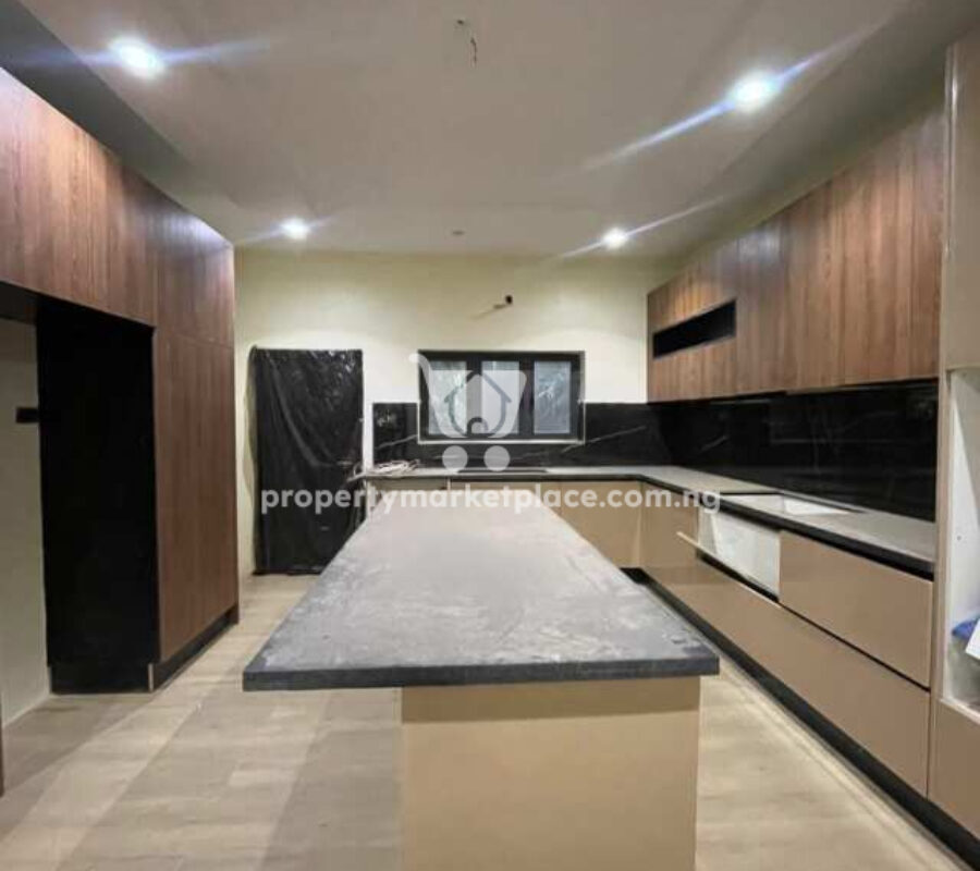 Spacious 4 bedroom semi-detached duplex with a room Bq