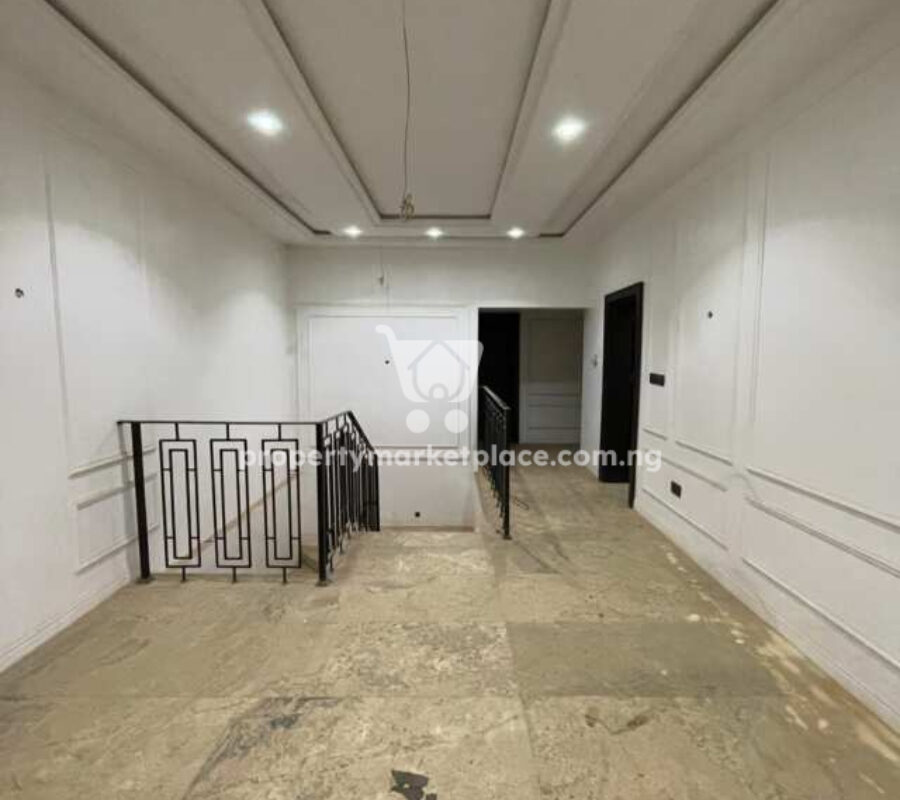 Spacious 4 bedroom semi-detached duplex with a room Bq