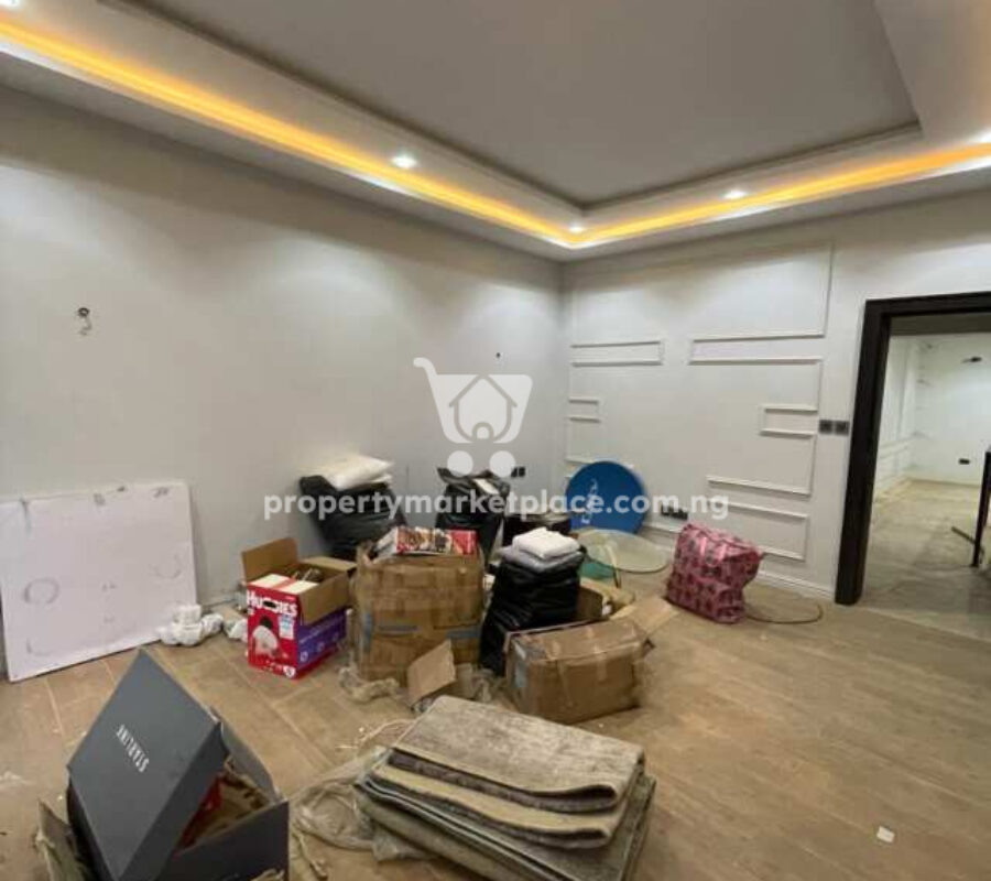 Spacious 4 bedroom semi-detached duplex with a room Bq