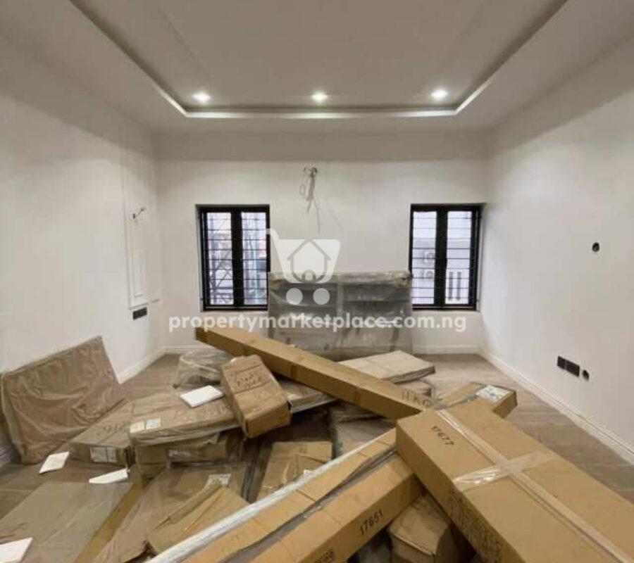 Spacious 4 bedroom semi-detached duplex with a room Bq