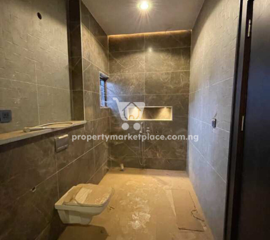 Spacious 4 bedroom semi-detached duplex with a room Bq