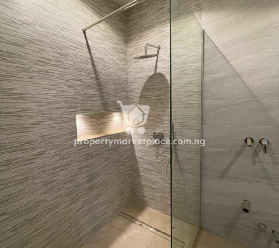 Spacious 4 bedroom semi-detached duplex with a room Bq