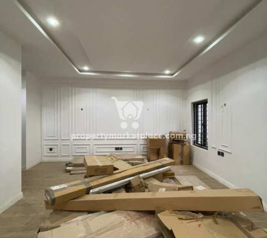 Spacious 4 bedroom semi-detached duplex with a room Bq