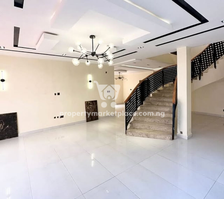 Smart 4 bedroom semi detached duplex with a room Bq
