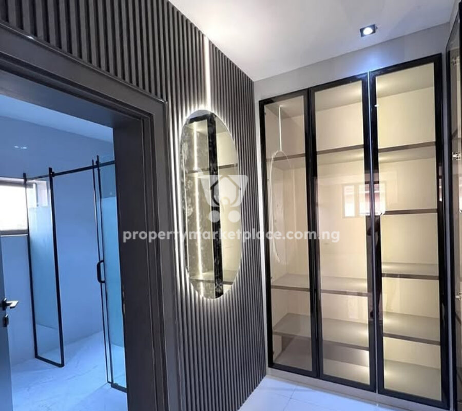 Smart 4 bedroom semi detached duplex with a room Bq