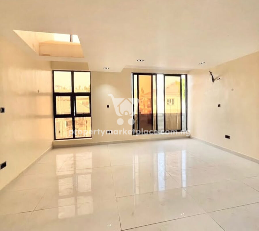 Smart 4 bedroom semi detached duplex with a room Bq