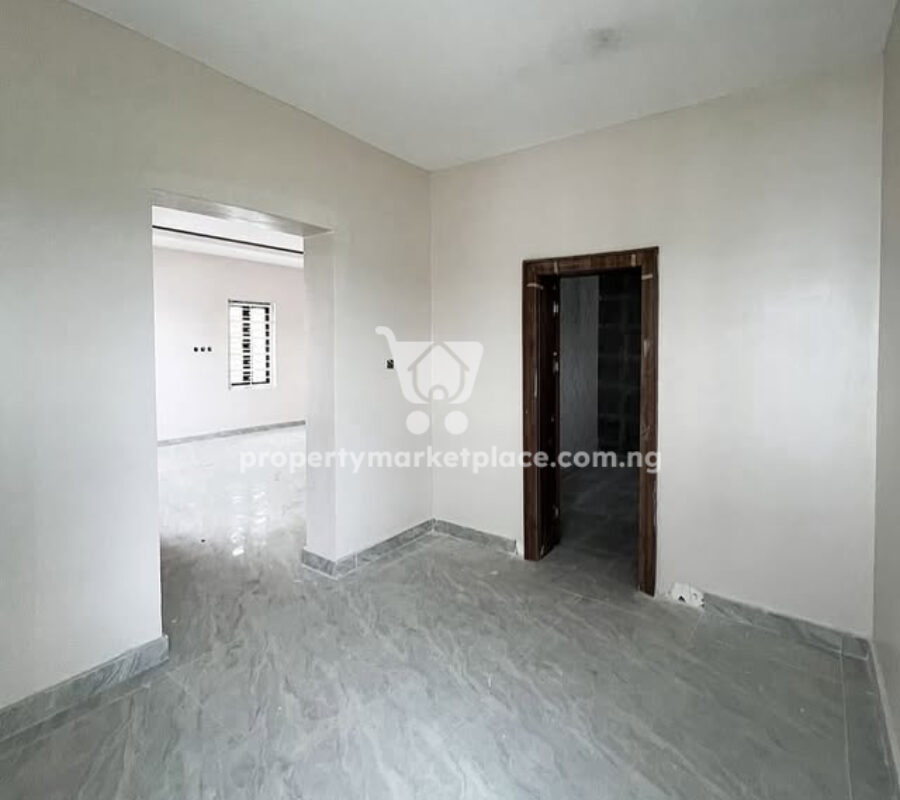 5 bedroom detached duplex with swimming pool