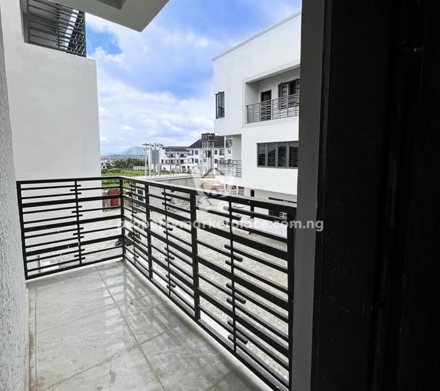 5 bedroom detached duplex with swimming pool