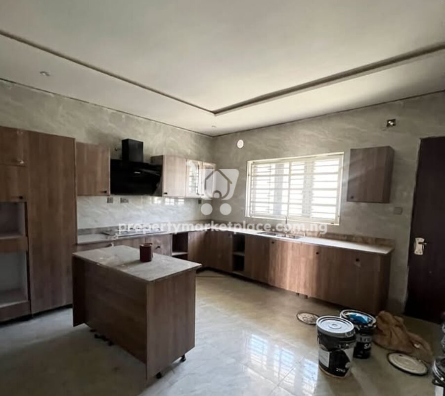 5 bedroom detached duplex with swimming pool