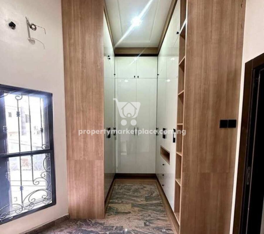 6 bedroom detached duplex with 2 rooms Bq