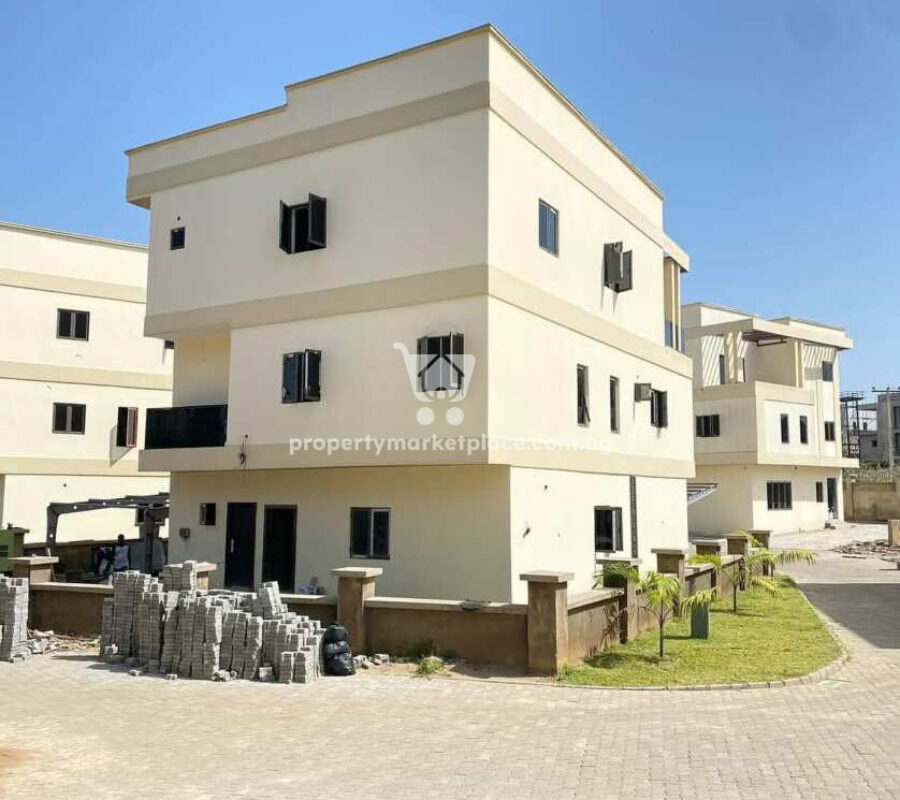 6 bedroom detached duplex with Bq in an estate
