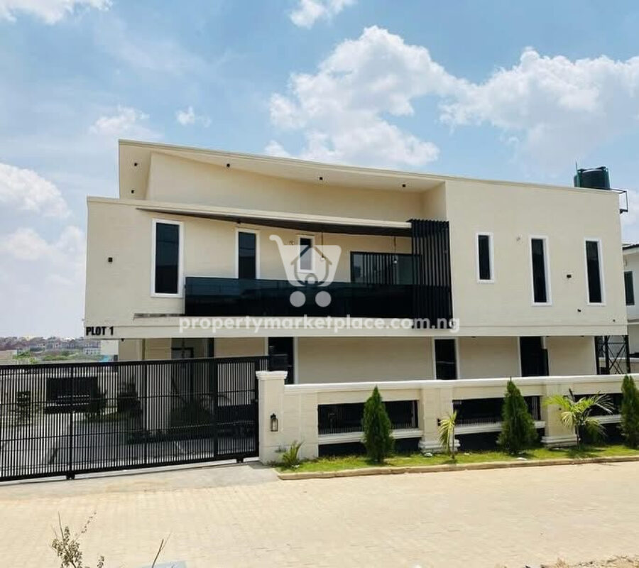 Nicely finished 5 bedroom detached duplex with swimming pool