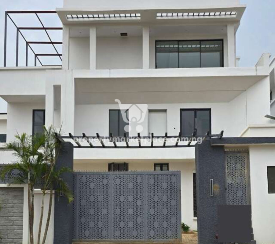 6 bedroom detached duplex with swimming pool