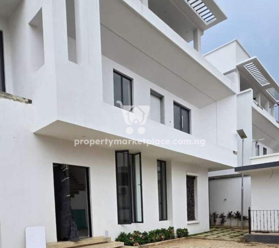 6 bedroom detached duplex with swimming pool