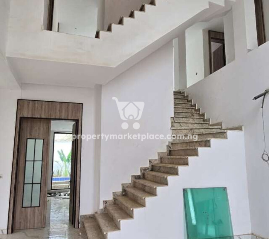 6 bedroom detached duplex with swimming pool
