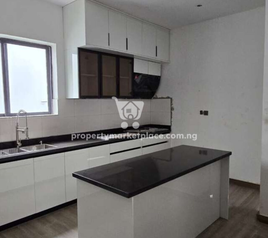 6 bedroom detached duplex with swimming pool