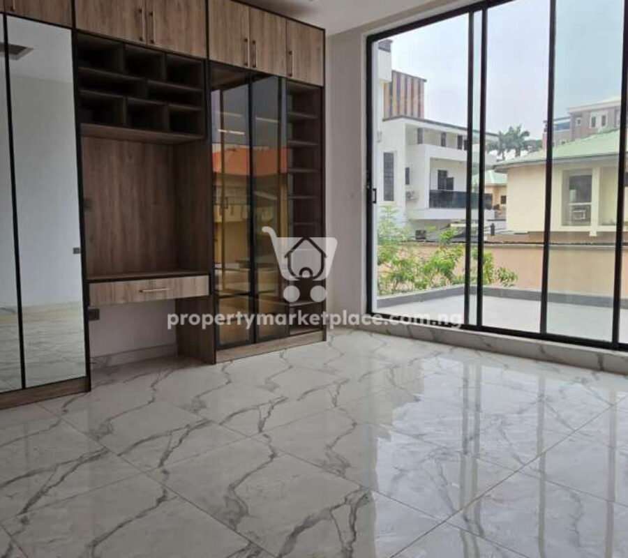 6 bedroom detached duplex with swimming pool