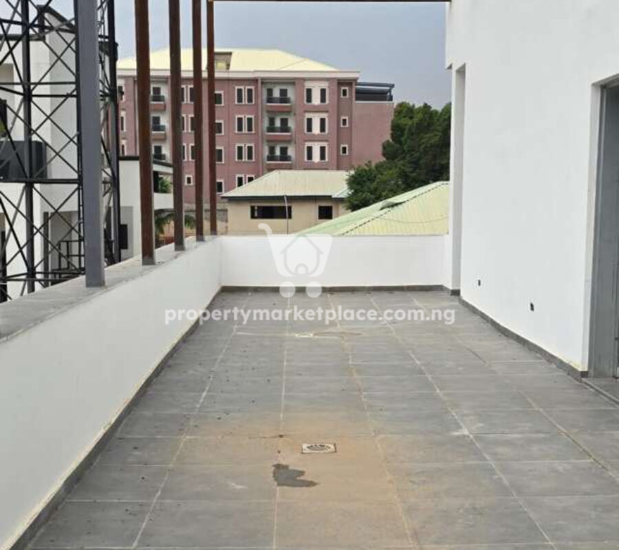 6 bedroom detached duplex with swimming pool