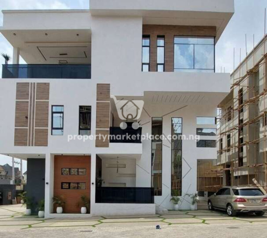 5 bedroom detached duplex with a room boys quarters