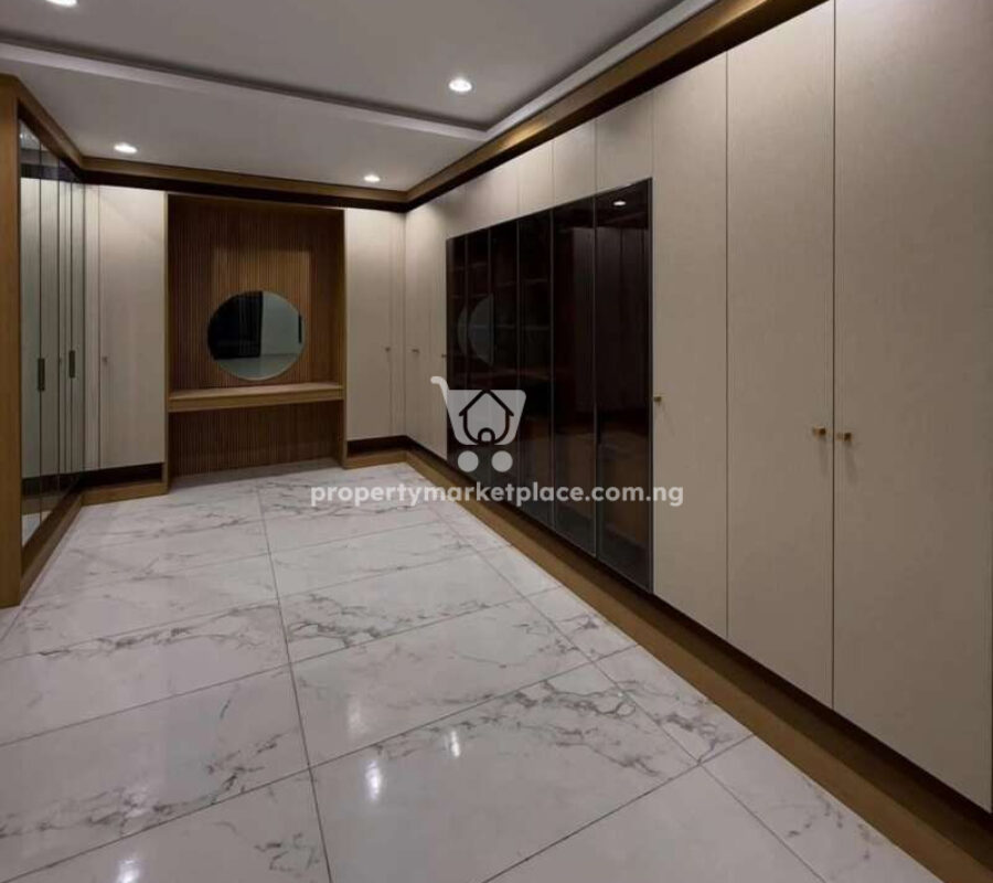6 bedroom detached duplex with a room boys quarters