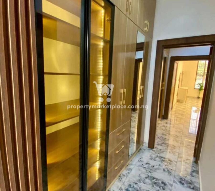 5 bedroom detached duplex with swimming pool