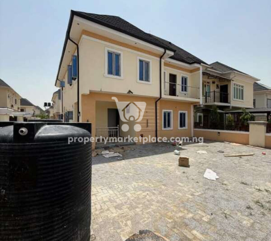 4 bedroom semi-detached duplex with a room Bq