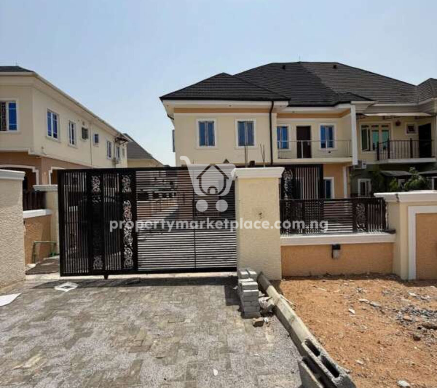 4 bedroom semi-detached duplex with a room Bq