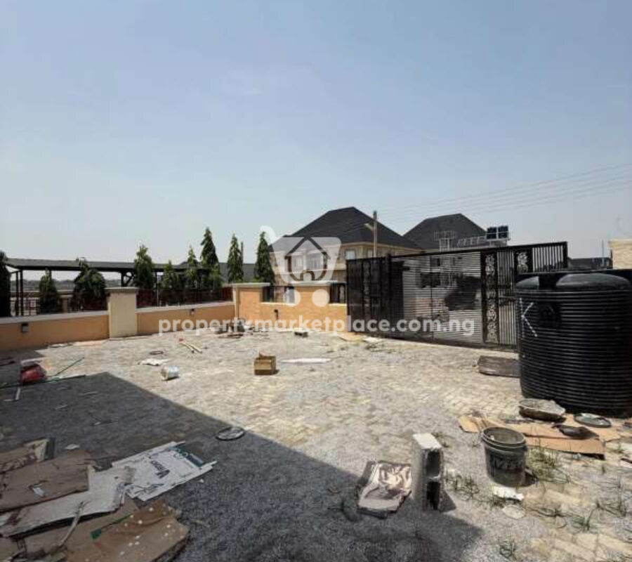 4 bedroom semi-detached duplex with a room Bq