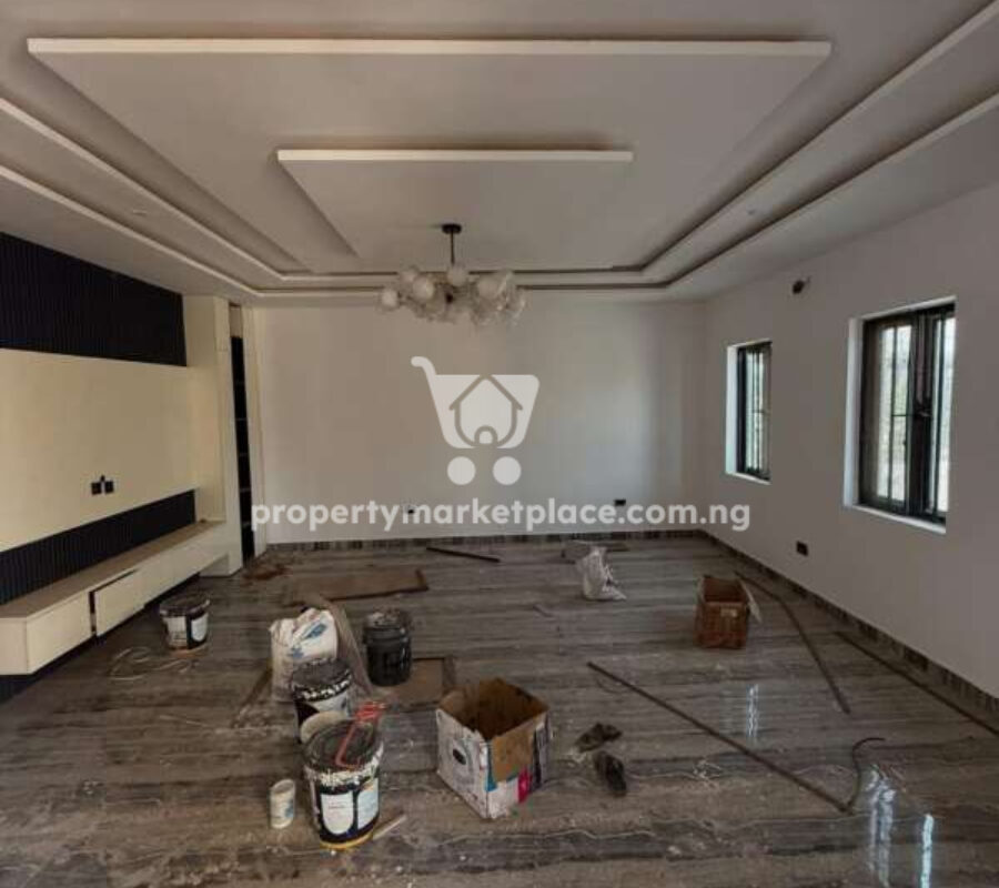 4 bedroom semi-detached duplex with a room Bq
