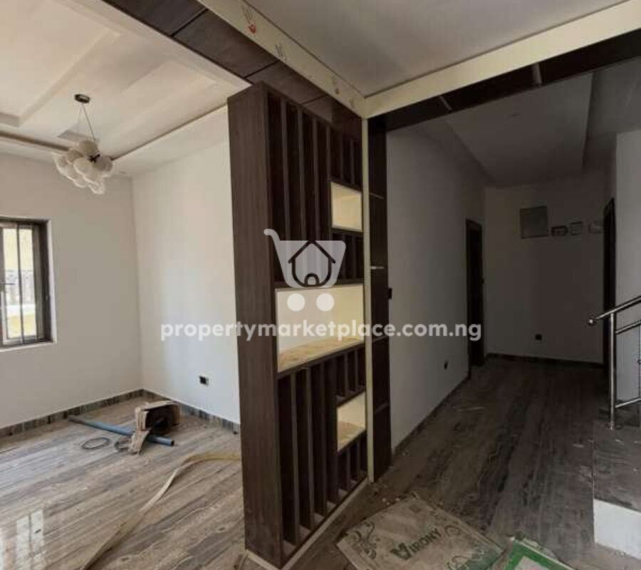 4 bedroom semi-detached duplex with a room Bq
